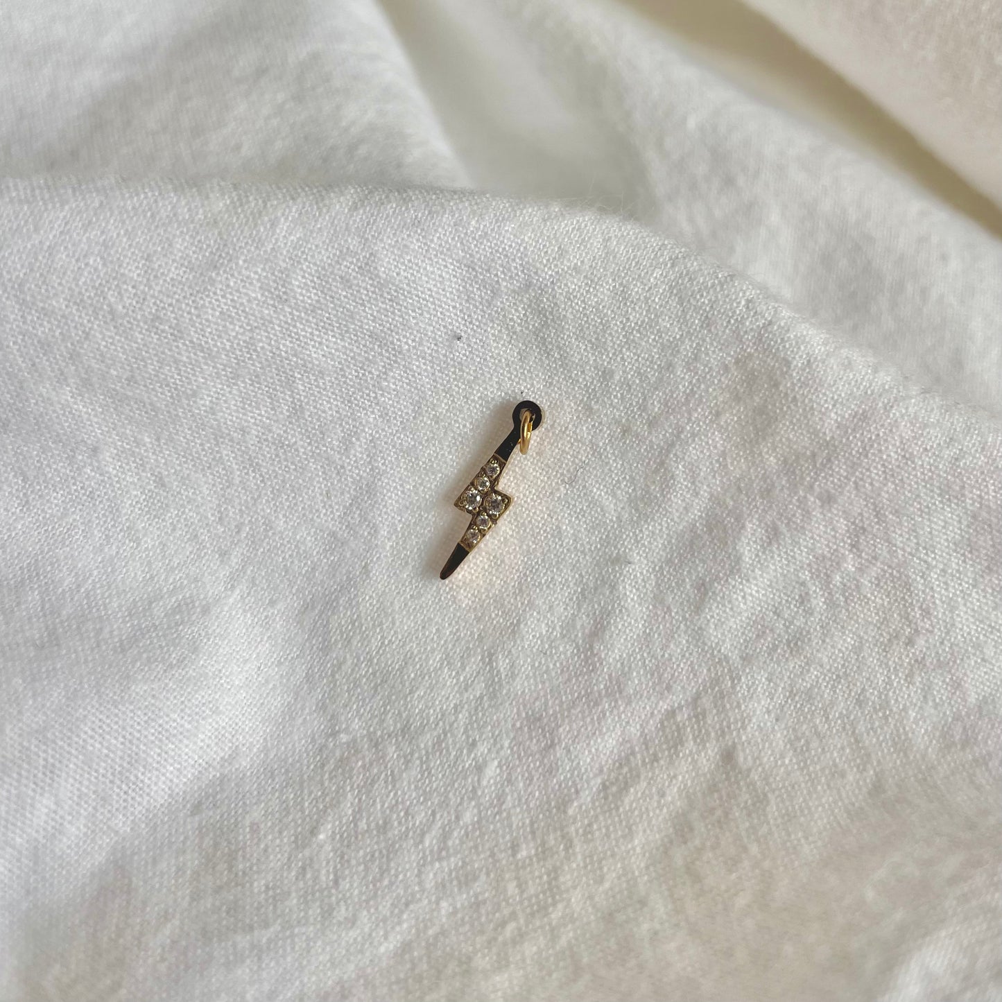 Charm: bliksem met diamantjes