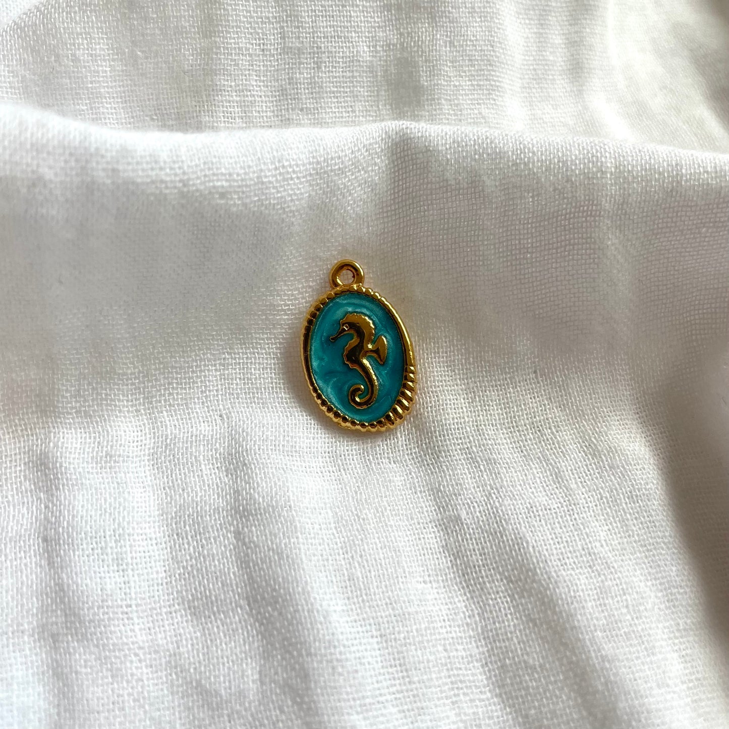 Charm: turquoise zeepaardje