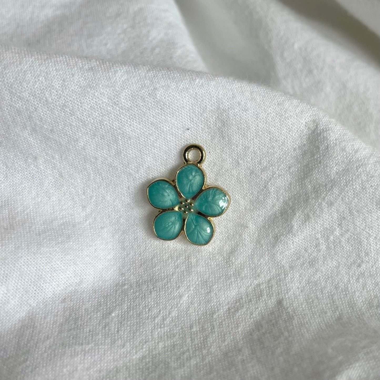 Charm: Turquoise bloem