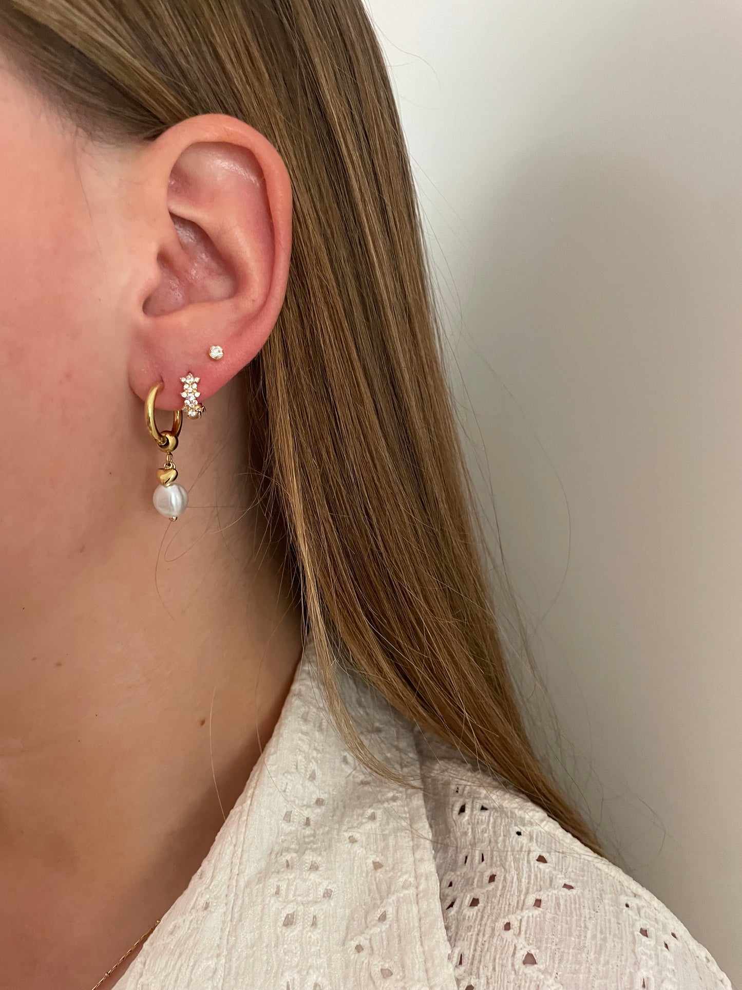 Basic pearl earrings