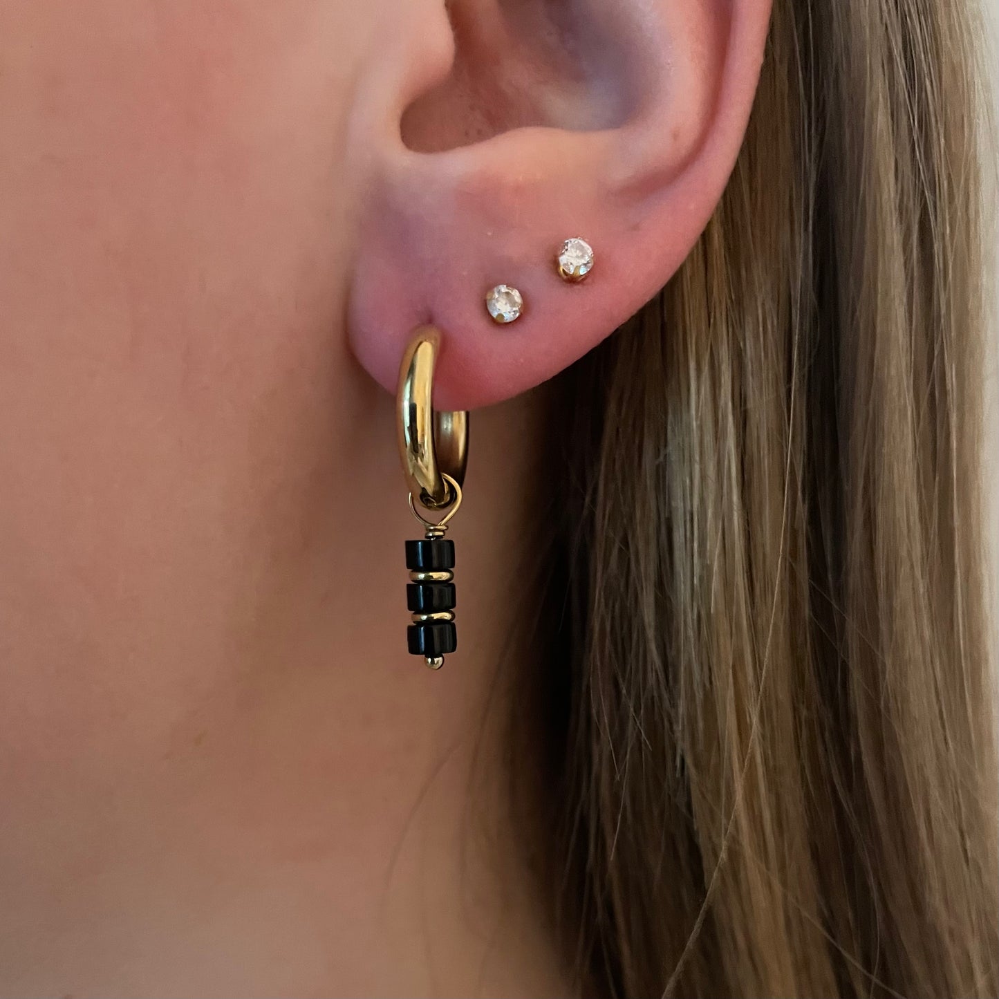 Triple pearl earrings - black