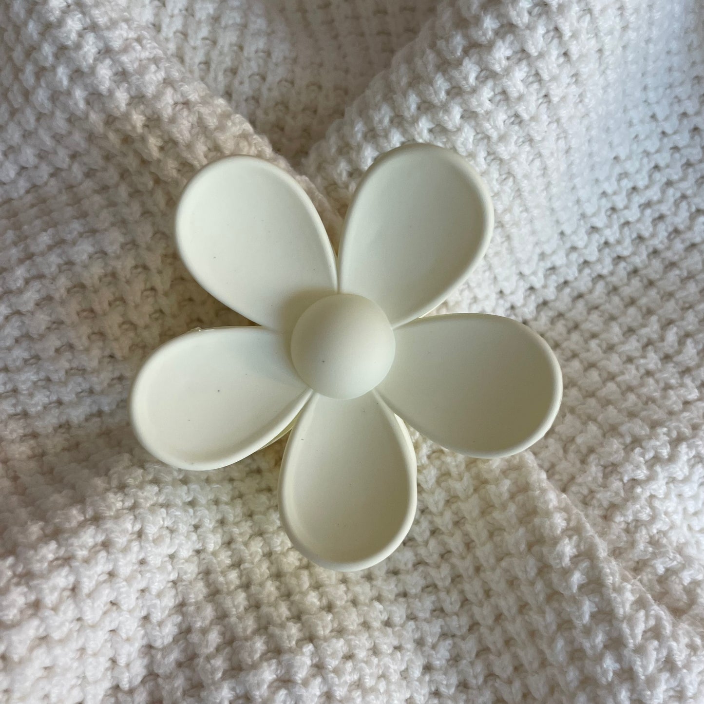 Flower clip - white