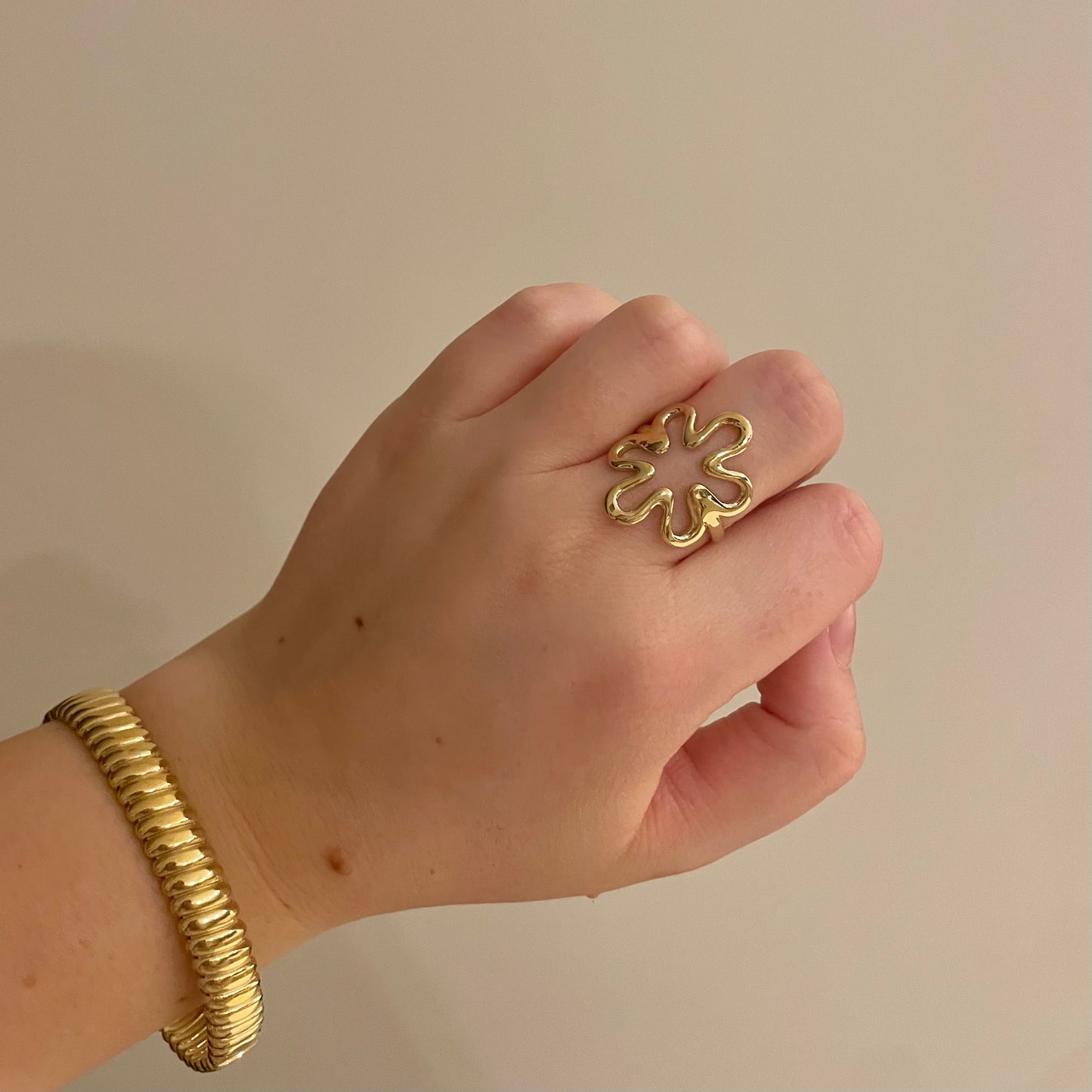 Funcky flower ring