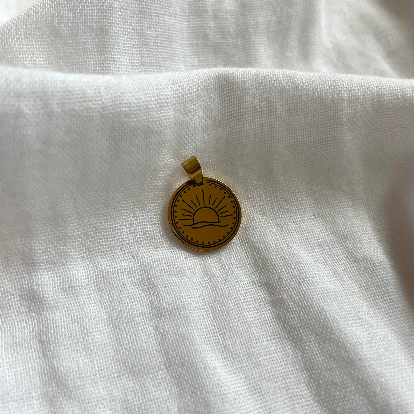 Charm: bedel met zon