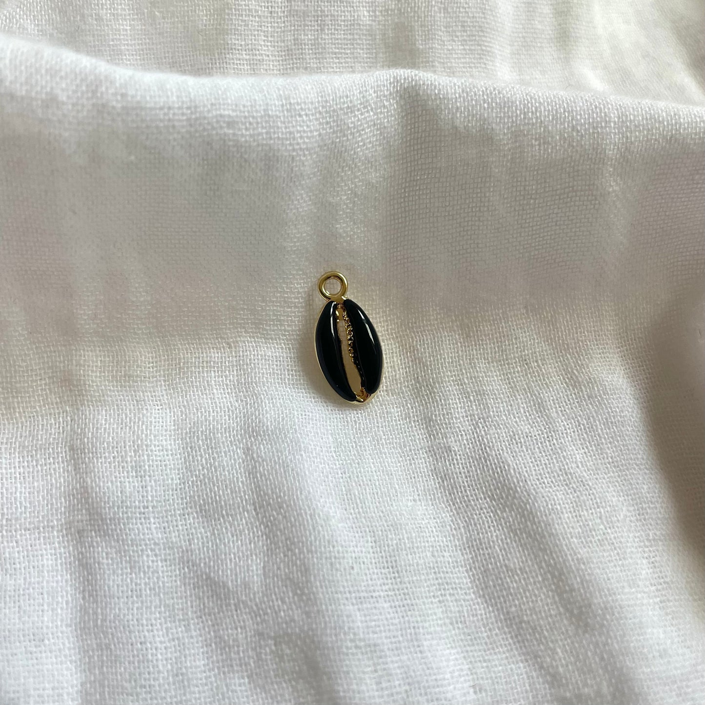 Charm: zwarte schelp