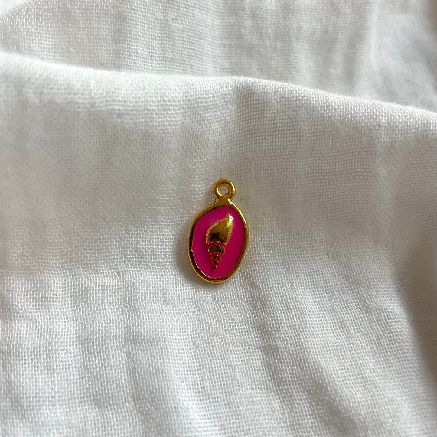 Charm: fuchsia zeeschelp