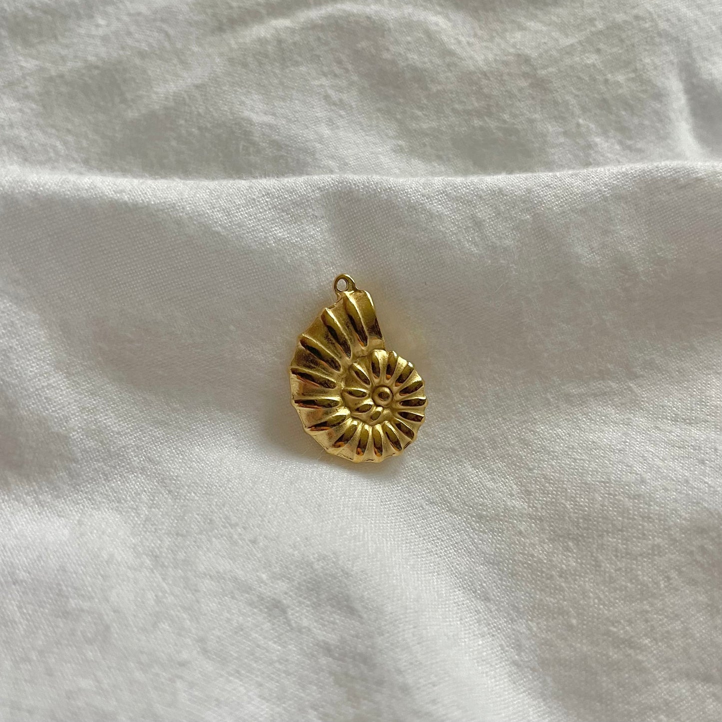 Charm: Gouden slakkenhuisschelp