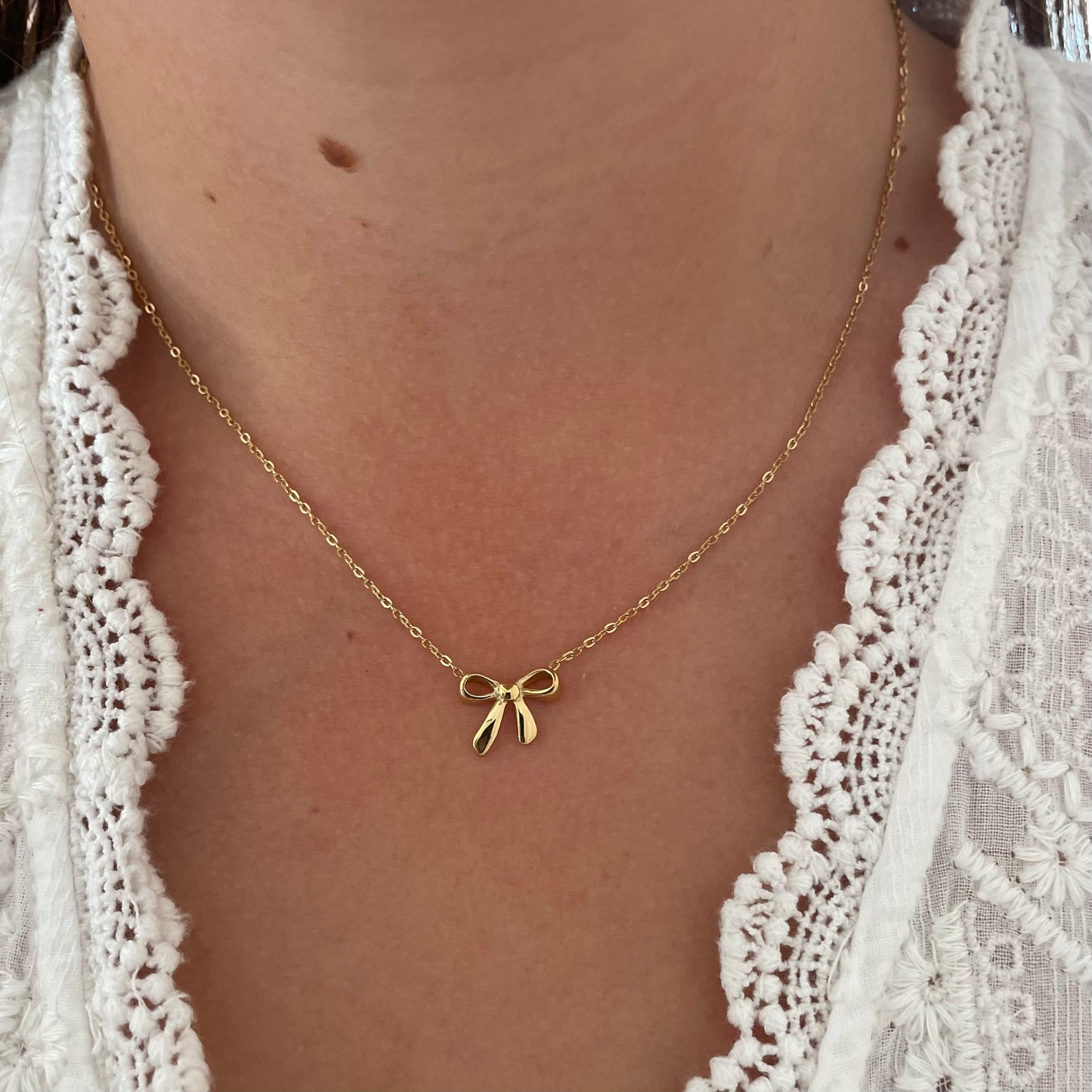 Subtile bow necklace