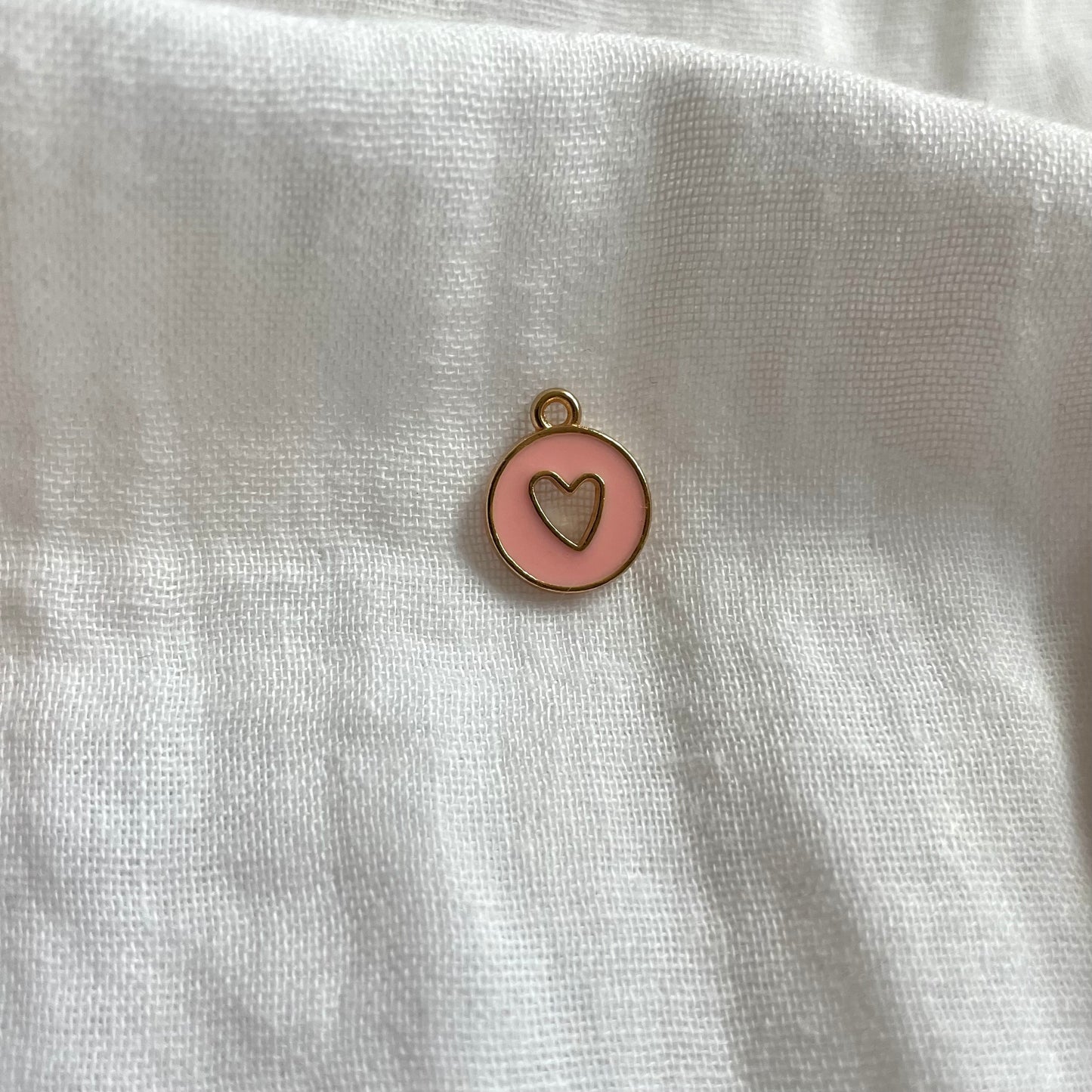 Charm: lichtroze open hartje