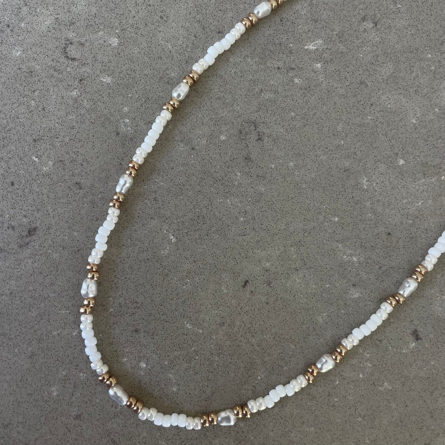 White/gold pearl necklace