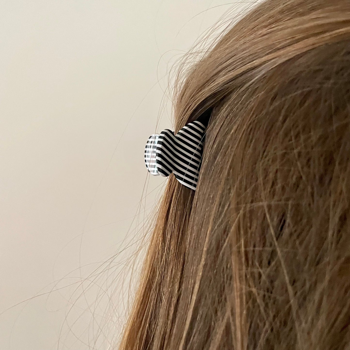 Black/white striped hairclip - mini