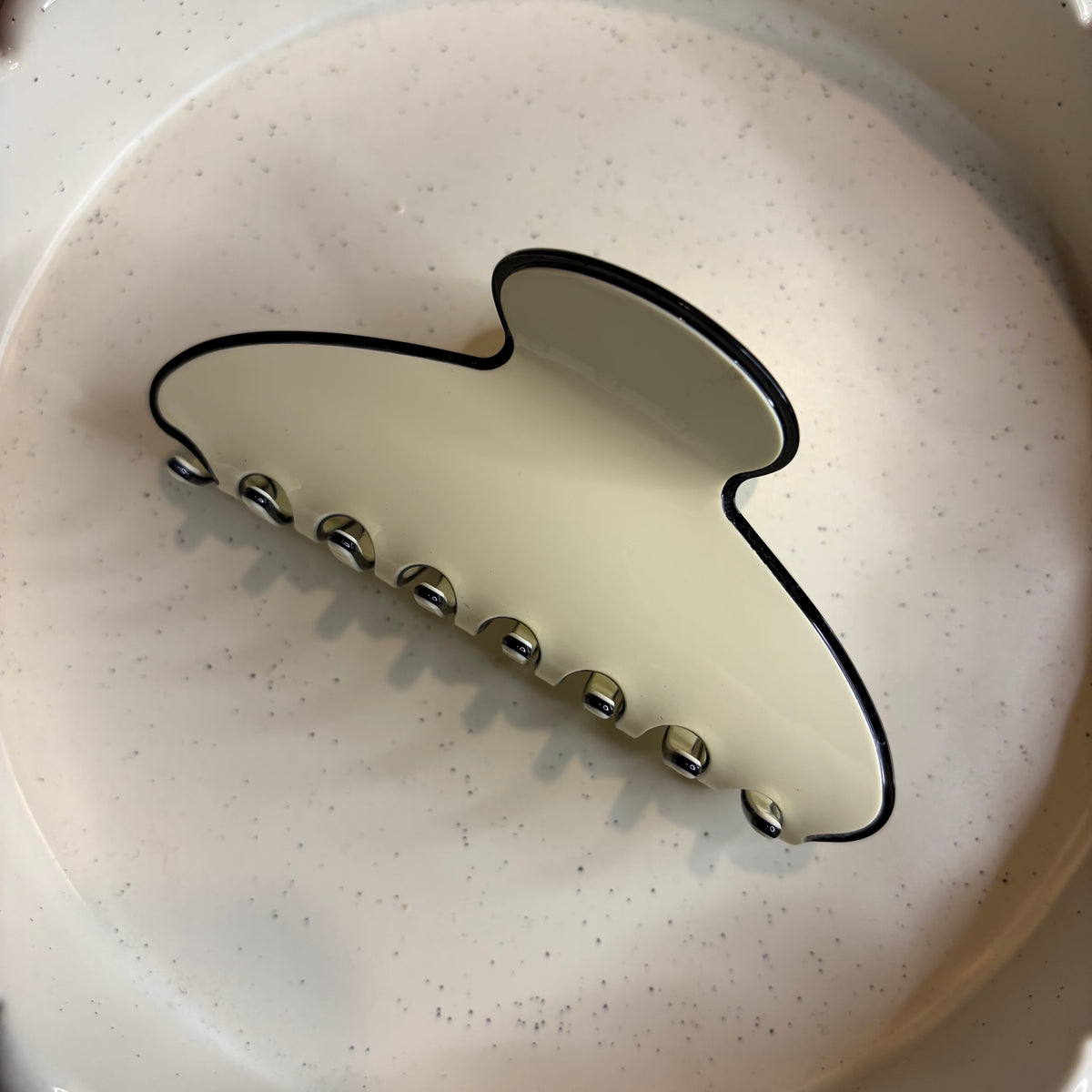 Off white - black hairclip