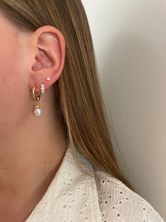 Basic pearl earrings