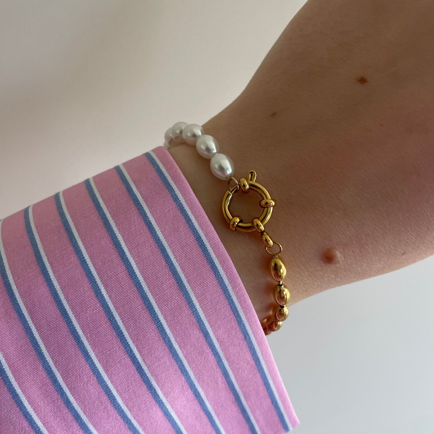 White-gold pearl bracelet