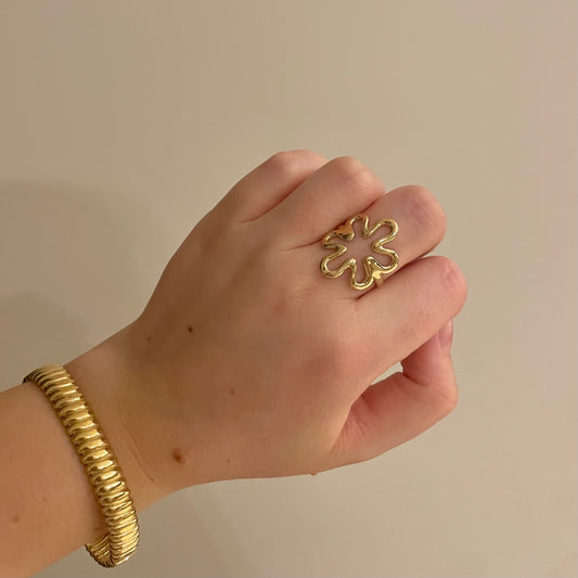 Funcky flower ring