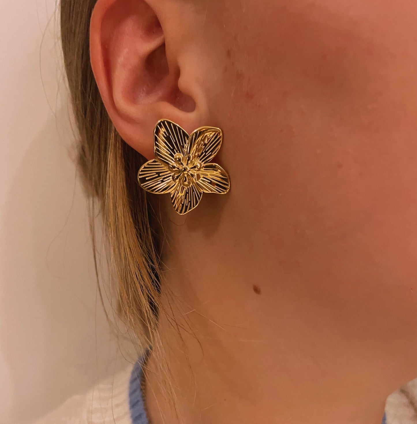 Medium flower earrings