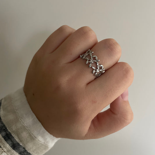 Small flowers ring