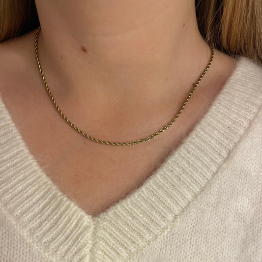 Small twisted necklace